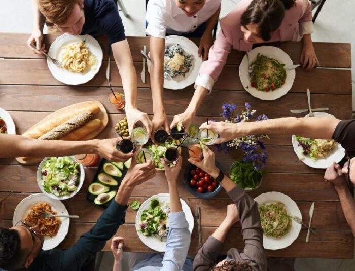 Makan Sehat Saat Malam Gaya Selebrasi: Cara Baru Menikmati Hidangan Tanpa Rasa Bersalah