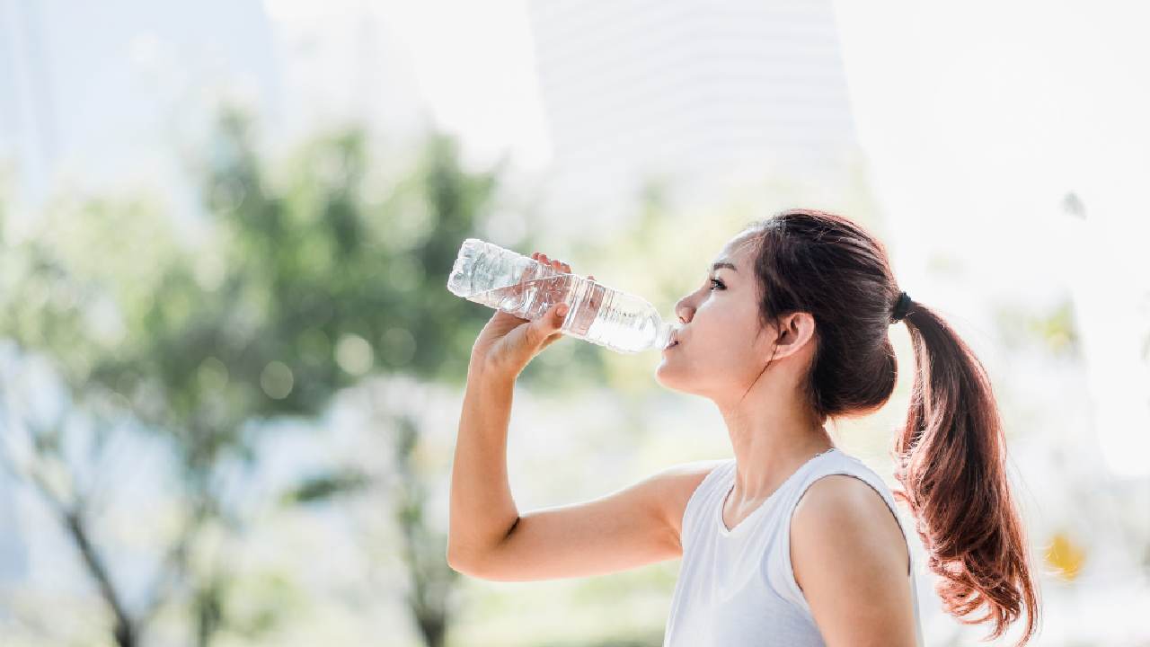 Diet Air Putih dan Efeknya pada Berat Badan: Antara Mitos dan Realita